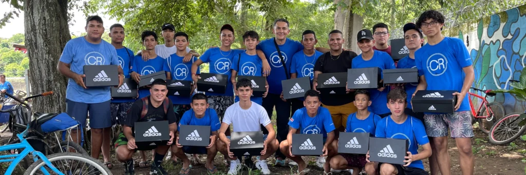 Donación de tacos de fútbol, Vida Verde 506 batidos organicos San Jose, Costa Rica.